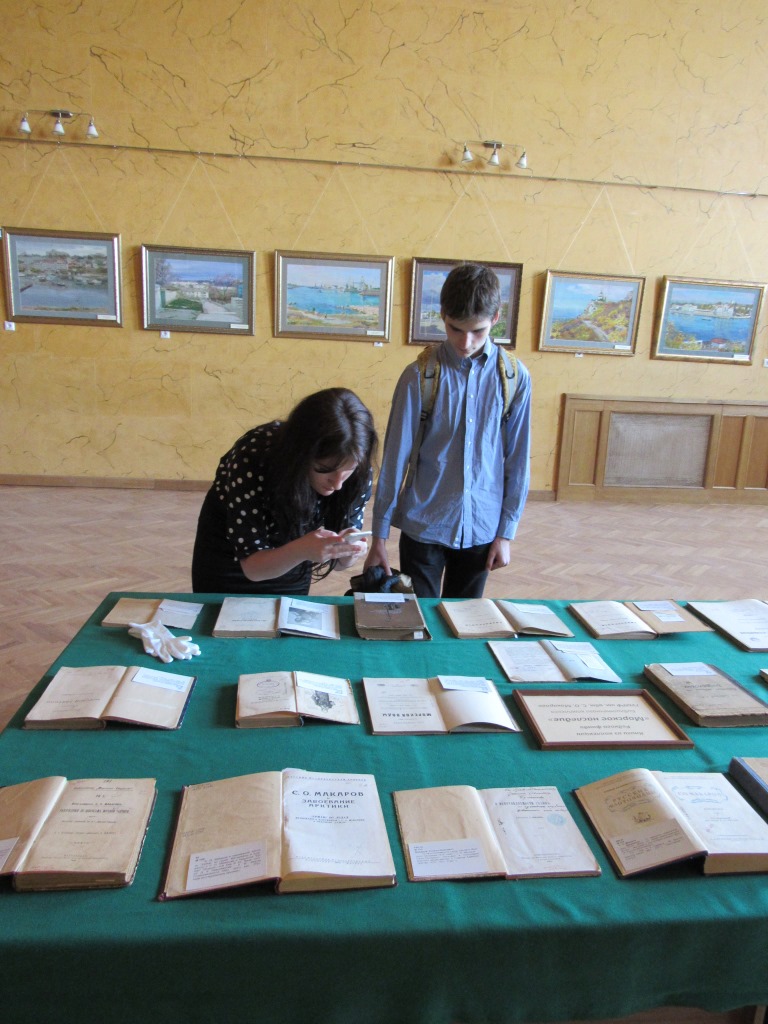 На Международной научно-практической конференции «Макаровские чтения – 2017» была организована выставка редких книг из фонда «Морское наследие» Библиотечного комплекса Университета